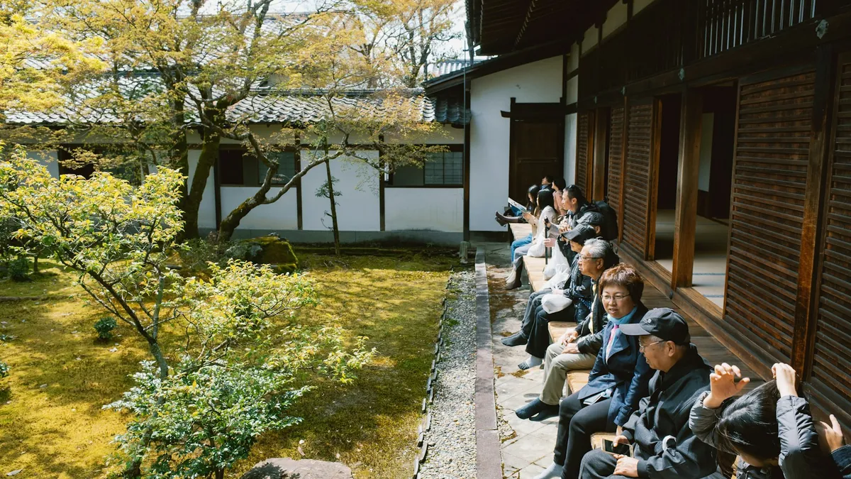 縁側に並んで座る年配の人たち