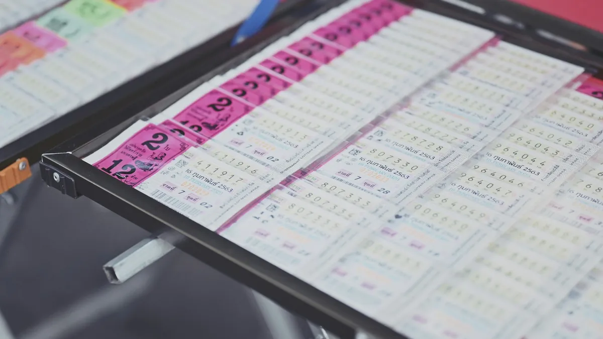 細かな数字が並ぶ印刷物のクローズアップ
