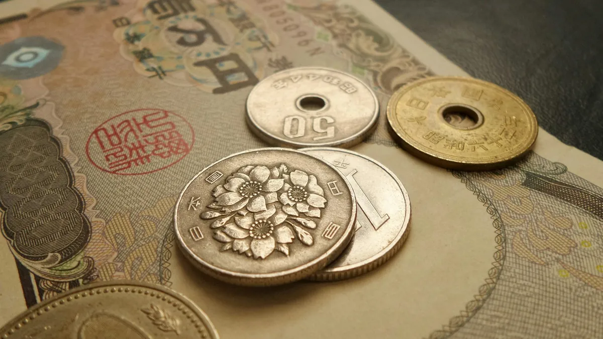 テーブルの上に置かれた日本の硬貨と紙幣