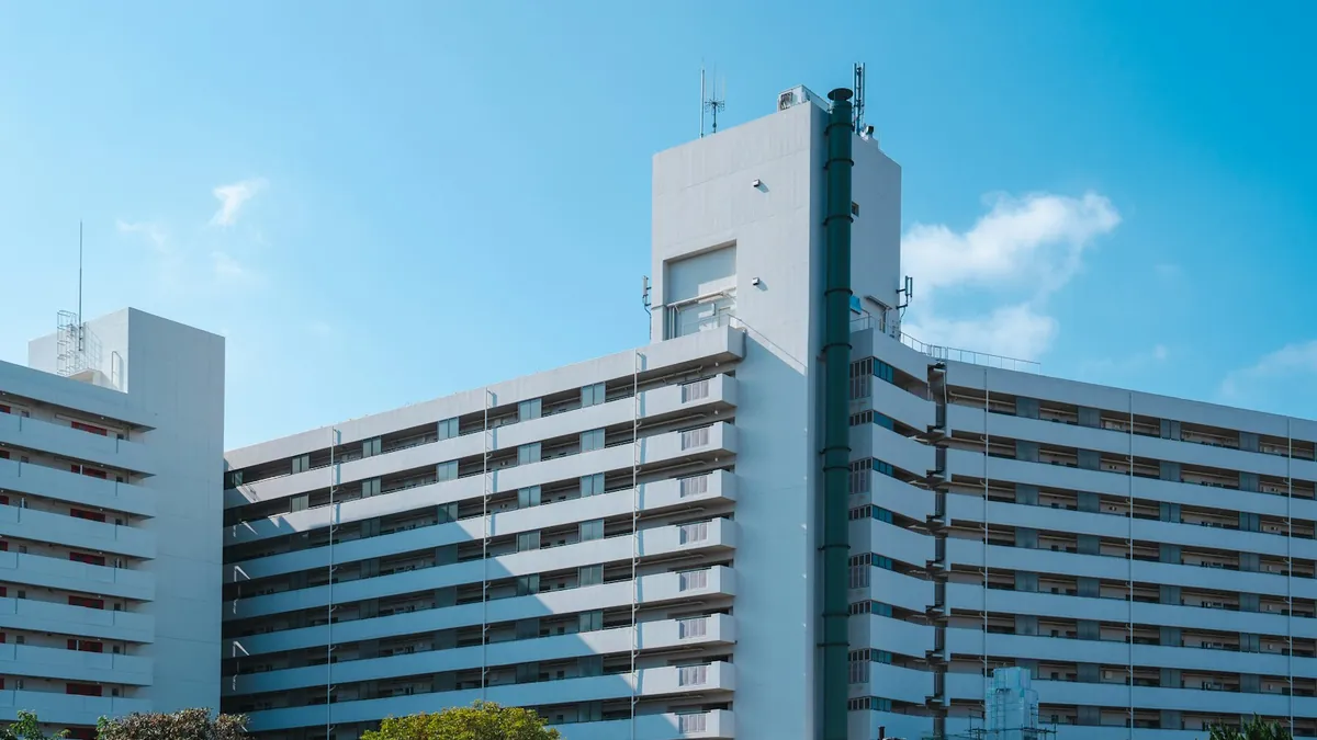 青空の下の大規模な集合住宅