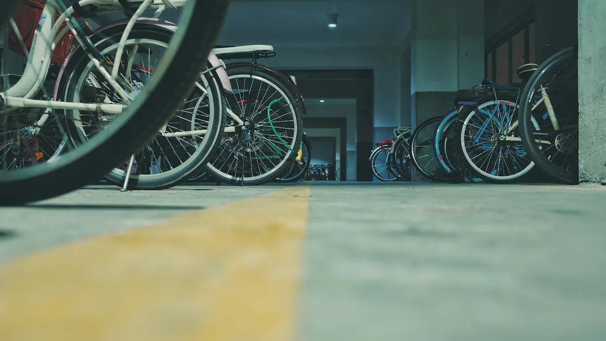 建物内の駐輪場に並ぶ自転車