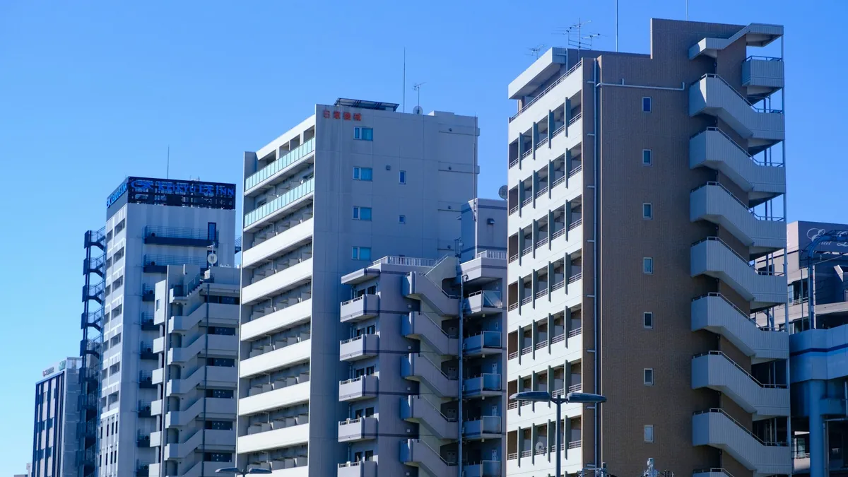 青空の下に並ぶ中高層マンション