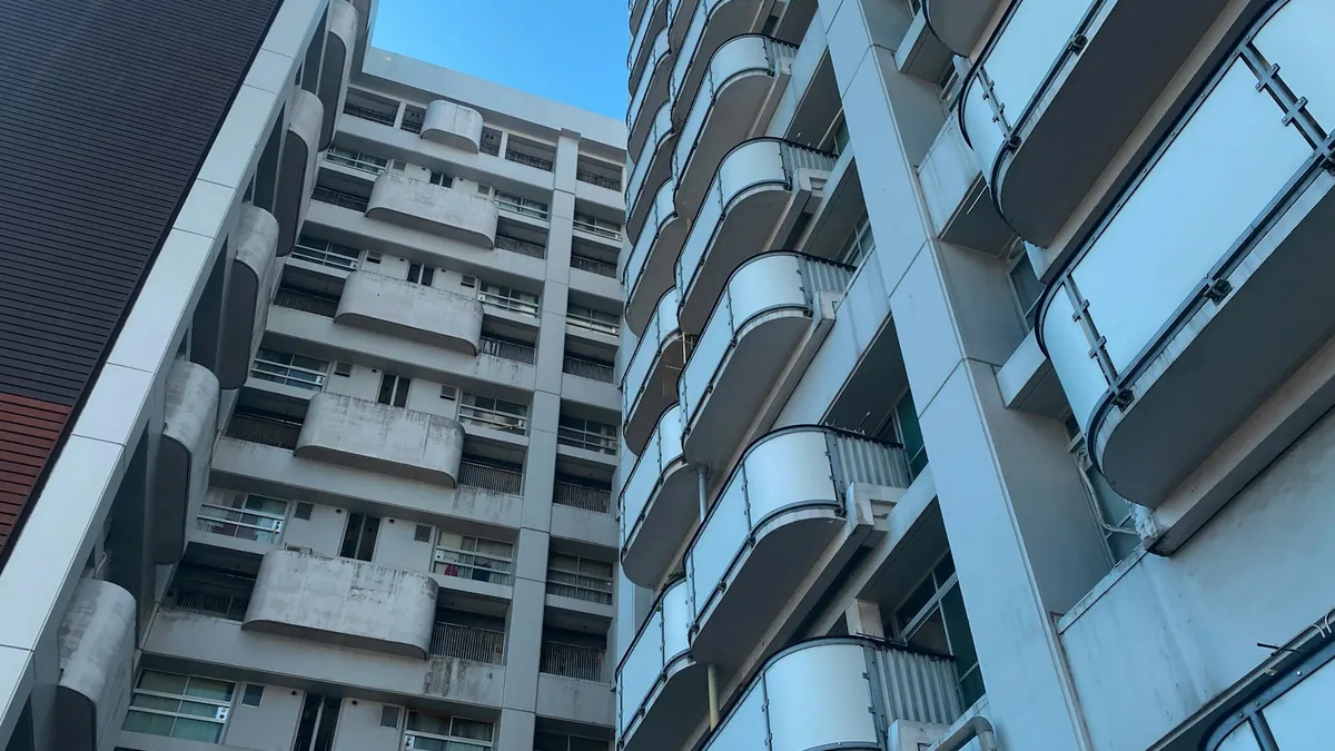 見上げた集合住宅の外観